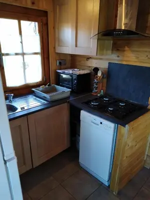 Cuisine ou kitchenette dans l'établissement chalets les 5 loups