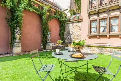 Jardin de l'établissement Le 1615 - Luxe et Spa