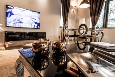 Télévision ou salle de divertissement dans l'établissement Le 1615 - Luxe et Spa