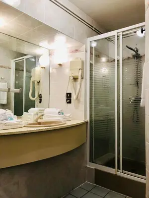 Salle de bains dans l'établissement Chaume de Balveurche