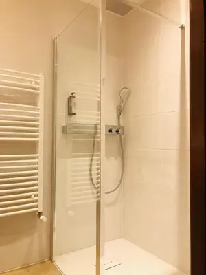 Salle de bains dans l'établissement Chaume de Balveurche