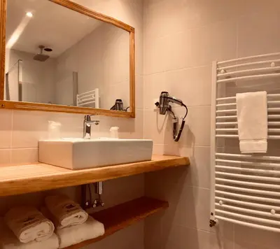 Salle de bains dans l'établissement Chaume de Balveurche