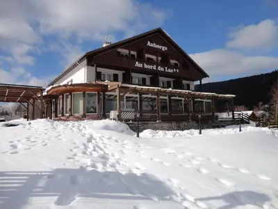 L'établissement L'Auberge au Bord du Lac en hiver
