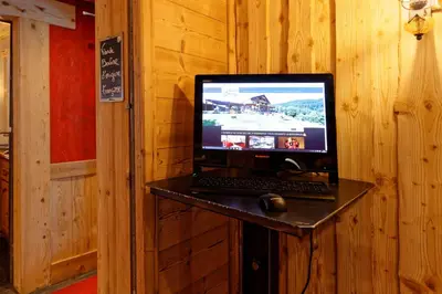 Télévision ou salle de divertissement dans l'établissement L'Auberge au Bord du Lac