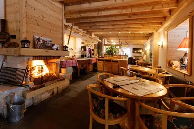 Restaurant ou autre lieu de restauration dans l'établissement L'Auberge au Bord du Lac