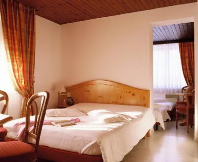 Un ou plusieurs lits dans un hébergement de l'établissement Logis Hostellerie Motel Au Bois Le Sire