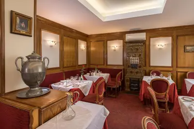 Restaurant ou autre lieu de restauration dans l'établissement Logis Hostellerie Motel Au Bois Le Sire