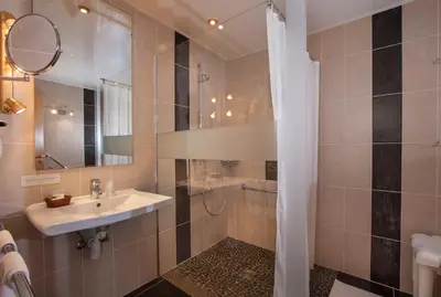 Salle de bains dans l'établissement Logis Hostellerie Motel Au Bois Le Sire