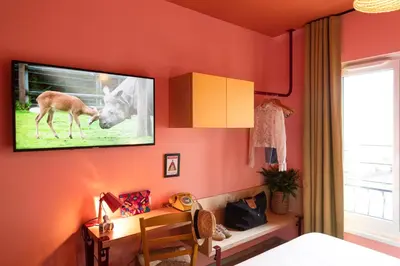 Télévision ou salle de divertissement dans l'établissement PAUL & PIA By Stay Collection - Welcome Home Hotel