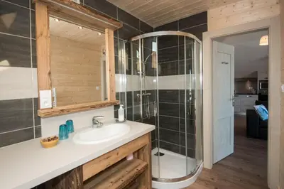 Salle de bains dans l'établissement Les Adrets