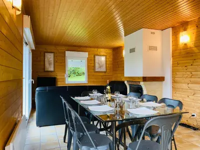 Coin salon dans l'établissement Chalet Brimbelle