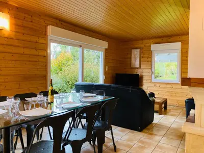 Coin salon dans l'établissement Chalet Brimbelle
