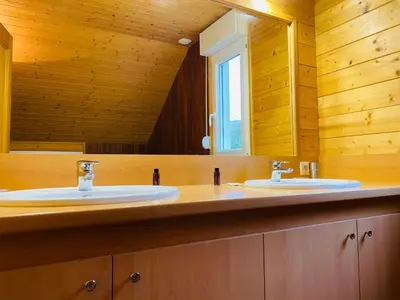Salle de bains dans l'établissement Chalet Brimbelle