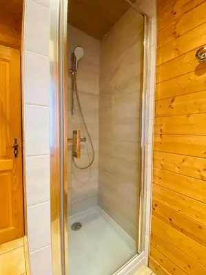 Salle de bains dans l'établissement Chalet Brimbelle