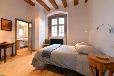 Un ou plusieurs lits dans un hébergement de l'établissement Domaine La Cour Des Nobles - Demeure, Maison et Appartements au coeur de Riquewihr