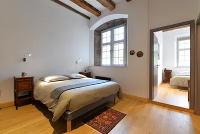 Un ou plusieurs lits dans un hébergement de l'établissement Domaine La Cour Des Nobles - Demeure, Maison et Appartements au coeur de Riquewihr