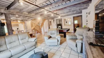 Coin salon dans l'établissement Gitedaval Hangy bas & spa