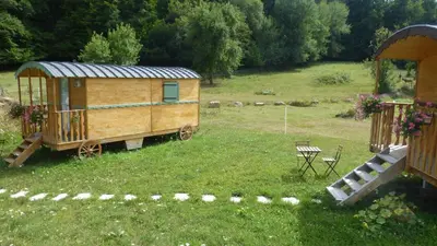 Jardin de l'établissement Roulottes Django et Bella