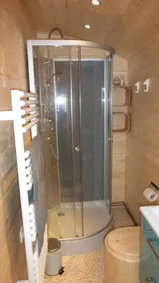 Salle de bains dans l'établissement Roulottes Django et Bella