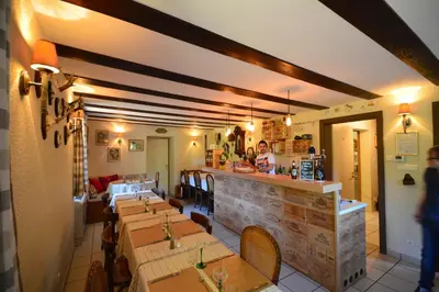Restaurant ou autre lieu de restauration dans l'établissement Roulottes Django et Bella