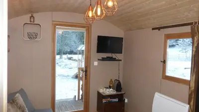 Télévision ou salle de divertissement dans l'établissement Roulottes Django et Bella