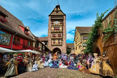Clients de l'établissement ADRIHOF à Riquewihr, Cour de l'Abbaye d'Autrey