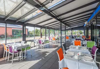 Restaurant ou autre lieu de restauration dans l'établissement B&B HOTEL Colmar Liberté 4 étoiles