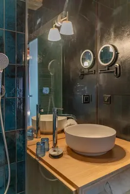 Salle de bains dans l'établissement Le B. Suites, Chambres & Restaurant