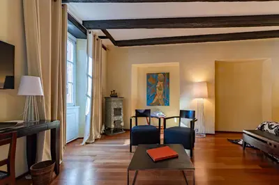 Télévision ou salle de divertissement dans l'établissement Le B. Suites, Chambres & Restaurant