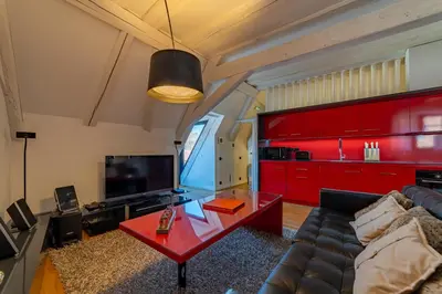 Télévision ou salle de divertissement dans l'établissement Le B. Suites, Chambres & Restaurant