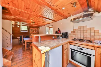 Cuisine ou kitchenette dans l'établissement Spacieux et confortables gîtes à proximité randonnées, lacs, ski nature