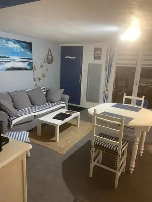 Coin salon dans l'établissement GÎTE AVEC PISCINE CHEZ Véro