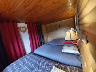 Un ou plusieurs lits dans un hébergement de l'établissement LE CHALET VOSGIEN bain nordique Kota Grill