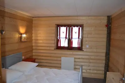 Un ou plusieurs lits dans un hébergement de l'établissement LE CHALET VOSGIEN bain nordique Kota Grill