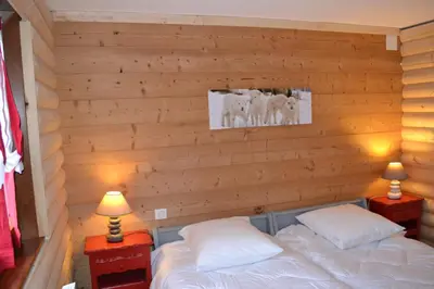 Un ou plusieurs lits dans un hébergement de l'établissement LE CHALET VOSGIEN bain nordique Kota Grill