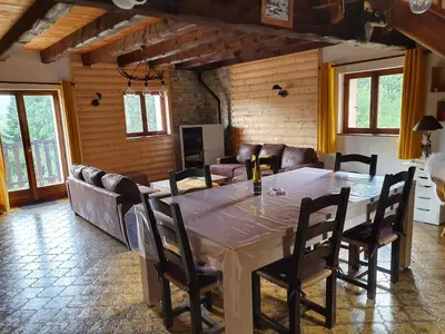Coin salon dans l'établissement LE CHALET VOSGIEN bain nordique Kota Grill