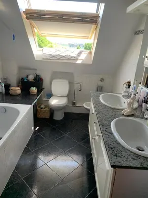 Salle de bains dans l'établissement maison privée offre chambre hôte