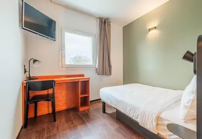 Un ou plusieurs lits dans un hébergement de l'établissement B&B HOTEL Mulhouse Kingersheim