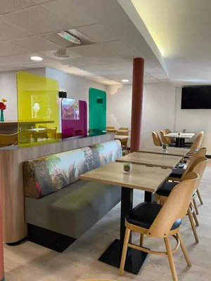 Télévision ou salle de divertissement dans l'établissement B&B HOTEL Colmar Lumière