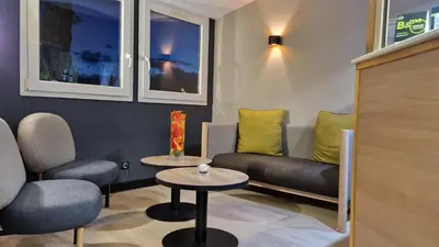 Coin salon dans l'établissement B&B HOTEL Colmar Lumière