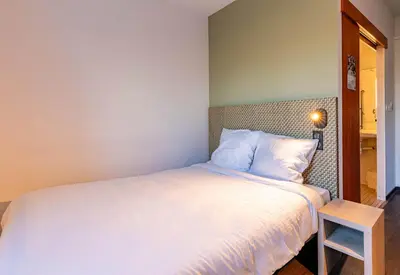 Un ou plusieurs lits dans un hébergement de l'établissement B&B HOTEL Colmar Lumière