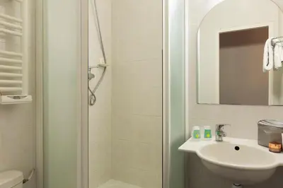 Salle de bains dans l'établissement B&B HOTEL Colmar Lumière