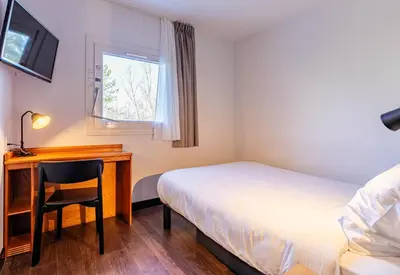 Un ou plusieurs lits dans un hébergement de l'établissement B&B HOTEL Colmar Lumière