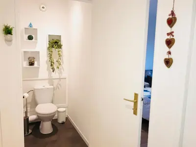 Salle de bains dans l'établissement Le petit nid de Max et Sophie 1free garage