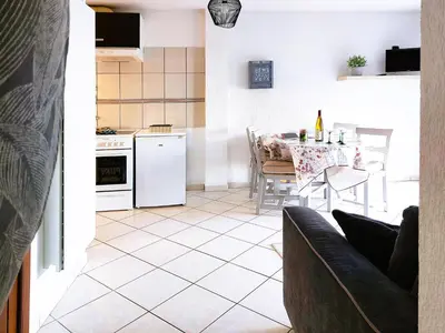 Cuisine ou kitchenette dans l'établissement Le Cocon appart avec parking privé & terrasse