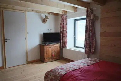 Télévision ou salle de divertissement dans l'établissement La Ferme sous les Hiez