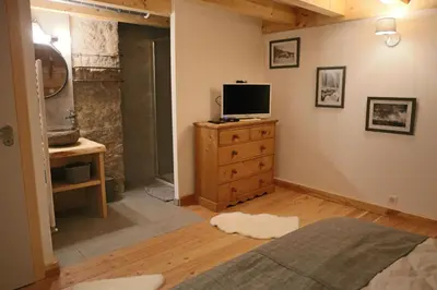 Télévision ou salle de divertissement dans l'établissement La Ferme sous les Hiez