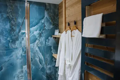 Salle de bains dans l'établissement Hôtel-Restaurant Les Bas-Rupts, Singuliers Hôtel