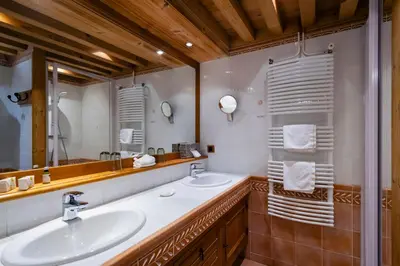 Salle de bains dans l'établissement Hôtel-Restaurant Les Bas-Rupts, Singuliers Hôtel