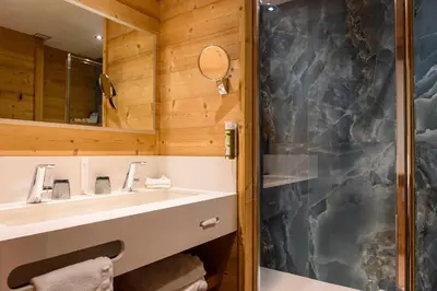 Salle de bains dans l'établissement Hôtel-Restaurant Les Bas-Rupts, Singuliers Hôtel